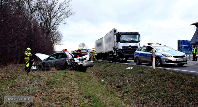Zderzenie samochodu ciężarowego z osobówką na krajowej ósemce
