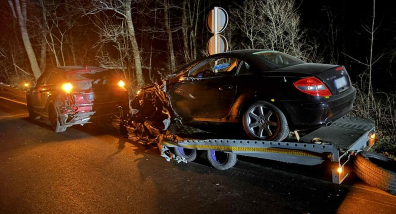 Zderzenie mitsubishi i cysterny na drodze krajowej 46 za Złotym Stokiem. Uszkodzony także...mercedes