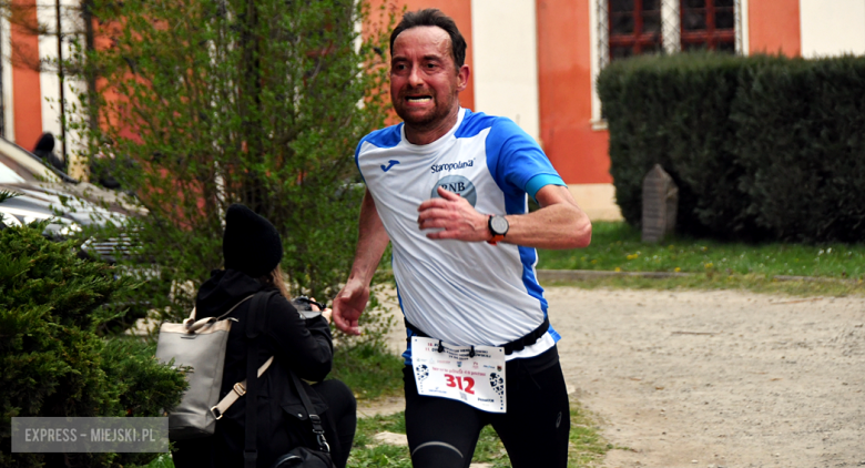 Setki biegaczy i świetne wyniki. 15. Półmaraton Henrykowski i 11. Dycha Księgi Henrykowskiej [foto]