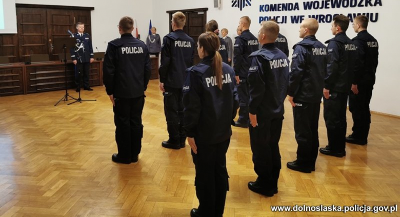 24 czerwca w stolicy województwa dolnośląskiego nowi adepci sztuki policyjnej odebrali akty ślubowania z rąk Komendanta Wojewódzkiego Policji we Wrocławiu