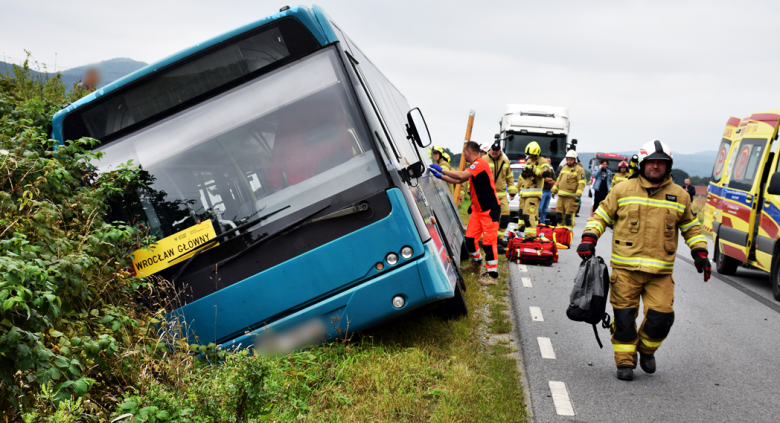 Autobus z ponad 20 pasażerami w rowie. Kierowca uniknął czołowego zderzenia