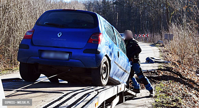 	Osobowe renault wypadło z drogi przed Sieroszowem