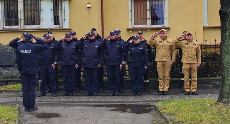 Mundurowi z powiatu oddali hołd tragicznie zmarłemu policjantowi