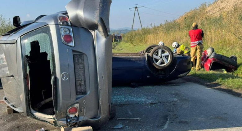 Strażacy w akcji. Ćwiczenia z ratownictwa technicznego podczas symulacji karambolu