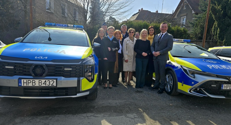 Nowe radiowozy wyjadą na drogi powiatu ząbkowickiego. Wspólny zakup policji i samorządów