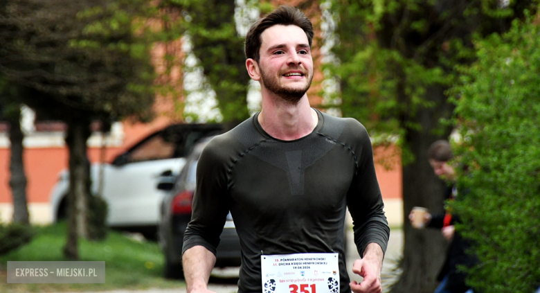 Setki biegaczy i świetne wyniki. 15. Półmaraton Henrykowski i 11. Dycha Księgi Henrykowskiej [foto]