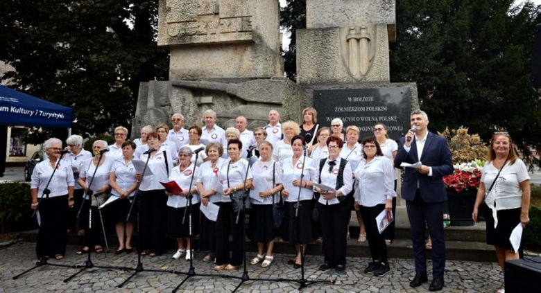 Patriotyczne śpiewy w Ząbkowicach Śląskich. Mieszkańcy uczcili 82. rocznicę Powstania Warszawskiego
