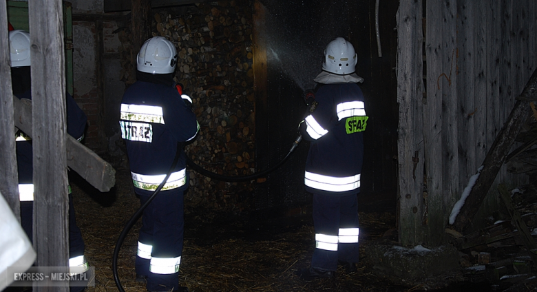 Pożar wewnątrz budynku gospodarczego w Stolcu