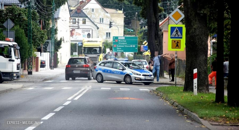 Na ul. Bohaterów Getta w Ząbkowicach Śląskich doszło do potrącenia dwóch kobiet przechodzących przez przejście dla pieszych