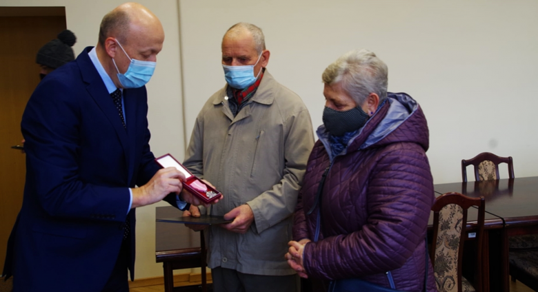 50 lat małżeństwa. Państwo Kowalczyk otrzymali dyplom i pamiątkowe medale [foto]