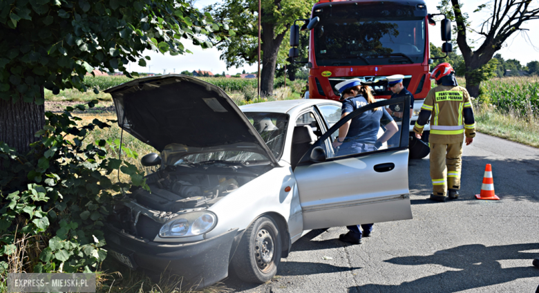 Osoba kierująca daewoo zjechała z drogi i uderzyła w przydrożne drzewo po czym oddaliła się z miejsca zdarzenia