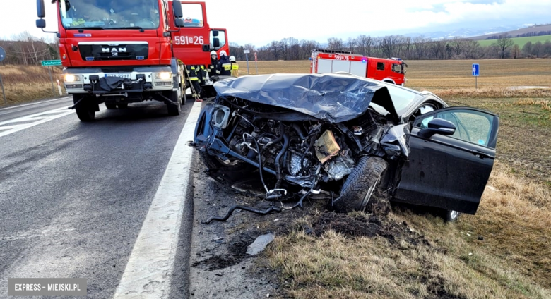 Zderzenie osobowego forda z ciężarowym MAN-em na krajowej ósemce