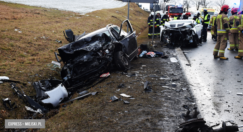 	Czołowe zderzenie chevroleta i volkswagena na krajowej ósemce. Z pojazdu wypadł silnik