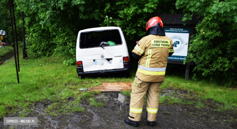 Ciężarowy MAN wjechał w tył osobowego volkwagena na krajowej ósemce w Dębowinie