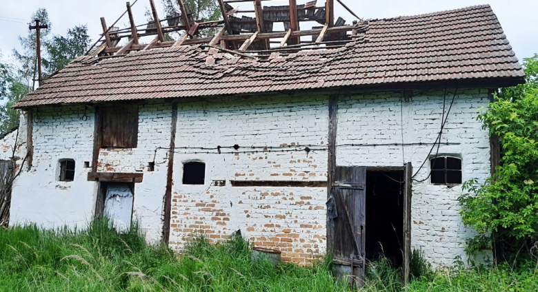 W wyniku silnych podmuchów wiatru w Lubnowie zawalił się dach budynku gospodarczego