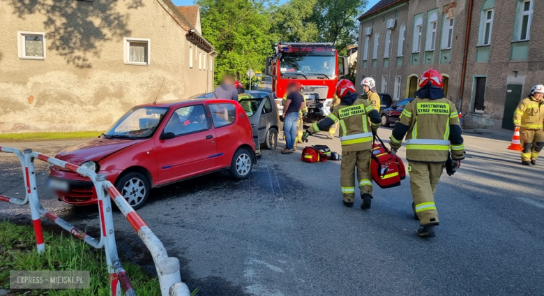 Zderzenie fiata i skody na skrzyżowaniu w Stolcu