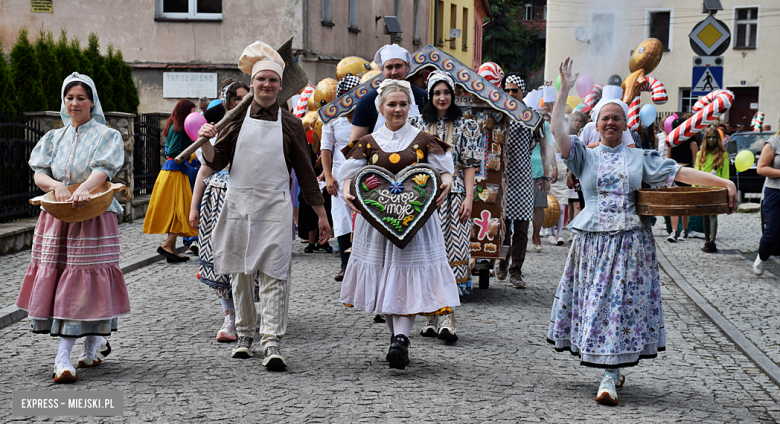 	Bajkowa Parada i Święto Piernika w Bardzie. Gwiazdą wieczoru był Szymon Wydra i Carpe Diem