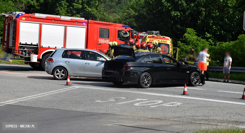 Zderzenie bmw i volkswagena na krajowej ósemce w Bardzie