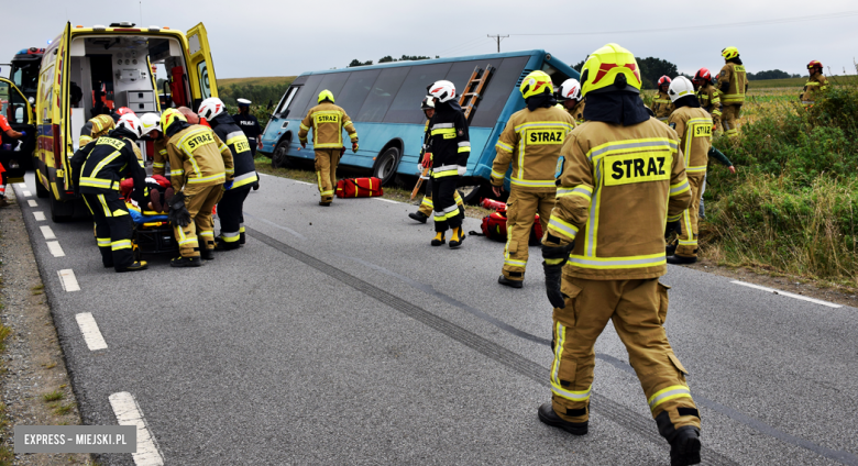 Autobus z ponad 20 pasażerami w rowie. Kierowca uniknął czołowego zderzenia