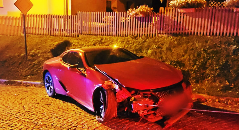 	Lexus wypadł z drogi i „ściął” dwie latarnie. Kierowca był pijany