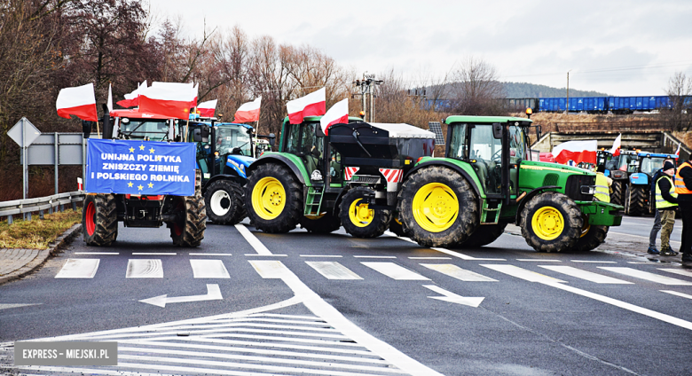 Protest rolników na skrzyżowaniu krajowej z ul. Legnicką. Są utrudnienia w ruchu