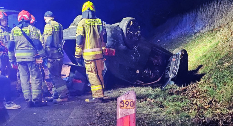 Dachowanie audi między Kamieńcem Ząbkowickim a Złotym Stokiem