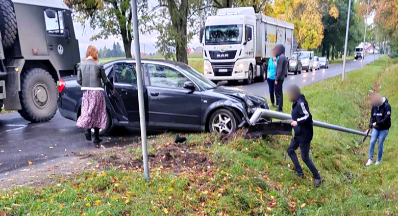 Kolizja dwóch pojazdów osobowych na skrzyżowaniu ul. Cukrowniczej i Ziębickiej