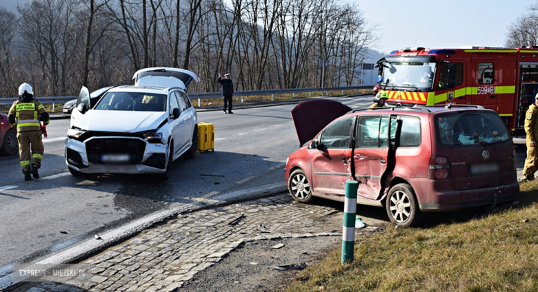 Zderzenie dwóch aut na skrzyżowaniu krajowej ósemki z drogą powiatową w Bardzie