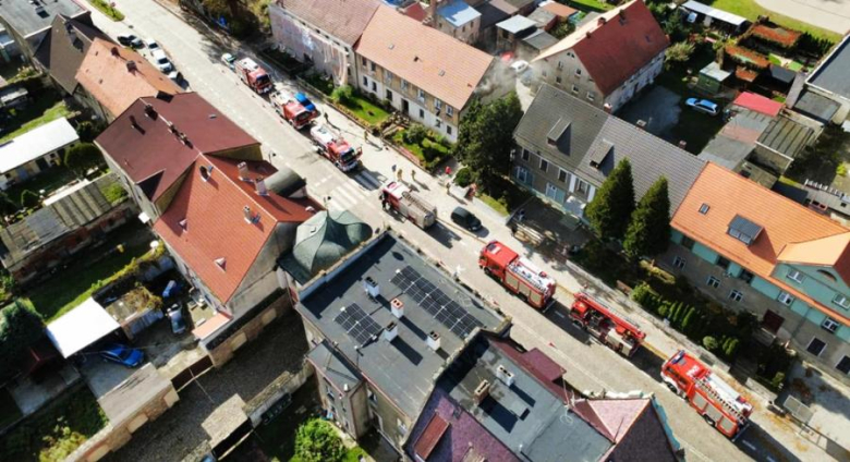 Pożar na poddaszu budynku wielorodzinnego w Henrykowie