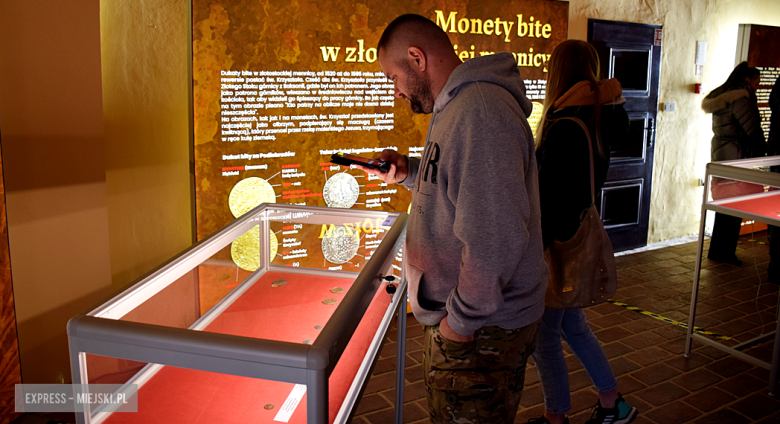 Złotostockie monety odtworzone z precyzją mistrzów. Wyjątkowa wystawa replik i hologramów