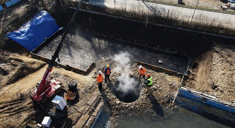 Zdjęcie wygenerowane przez sztuczną inteligencję obrazujące odkrycie źródeł geotermalnych podczas prac przy basenie letnim przy ul. Kusocińskiego