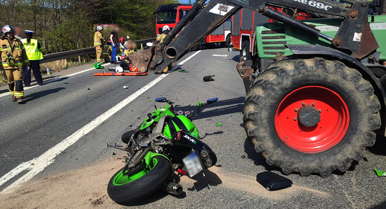 Zderzenie motocykla i ciągnika rolniczego na krajowej ósemce w Przyłęku