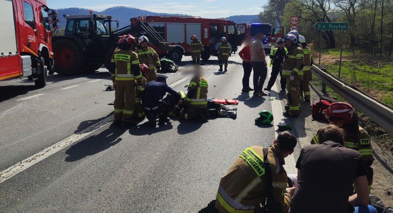 Zderzenie motocykla i ciągnika rolniczego na krajowej ósemce w Przyłęku
