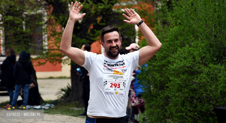 Setki biegaczy i świetne wyniki. 15. Półmaraton Henrykowski i 11. Dycha Księgi Henrykowskiej [foto]