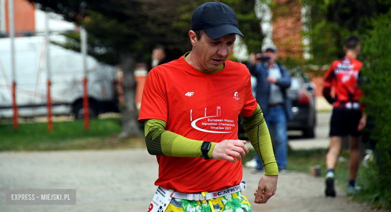 Setki biegaczy i świetne wyniki. 15. Półmaraton Henrykowski i 11. Dycha Księgi Henrykowskiej [foto]