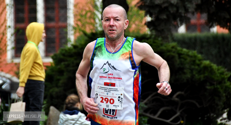 Setki biegaczy i świetne wyniki. 15. Półmaraton Henrykowski i 11. Dycha Księgi Henrykowskiej [foto]