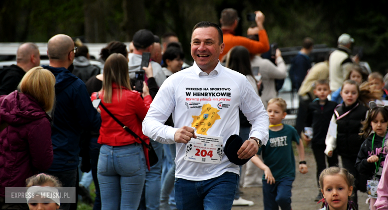 Setki biegaczy i świetne wyniki. 15. Półmaraton Henrykowski i 11. Dycha Księgi Henrykowskiej [foto]