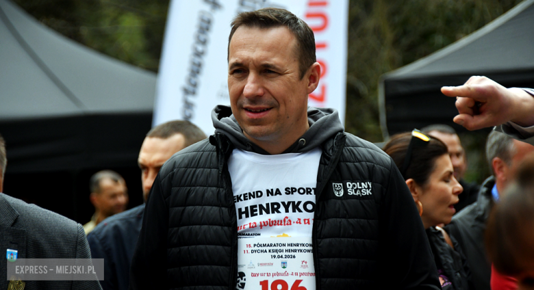 Setki biegaczy i świetne wyniki. 15. Półmaraton Henrykowski i 11. Dycha Księgi Henrykowskiej [foto]
