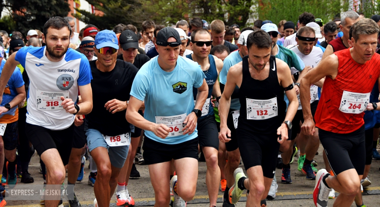 Setki biegaczy i świetne wyniki. 15. Półmaraton Henrykowski i 11. Dycha Księgi Henrykowskiej [foto]