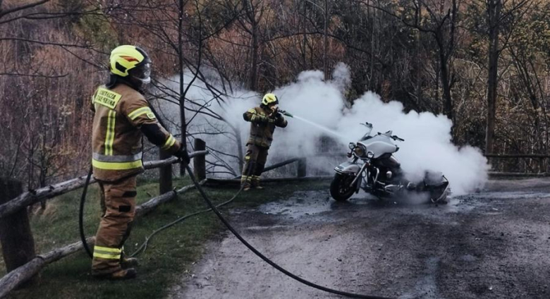 Pożar motocykla na parkingu w pobliżu Złotego Stoku