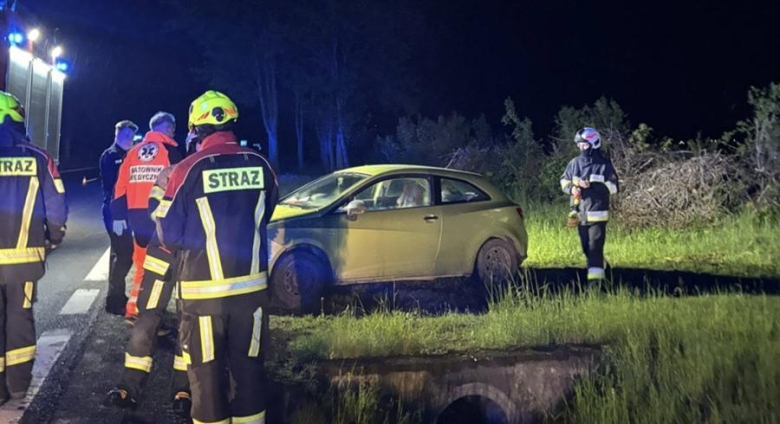 Nocna interwencja na krajowej ósemce. Samochód w rowie, kierowcy nie było na miejscu