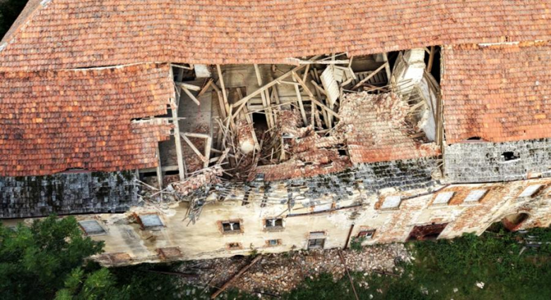 Zawaliła się część dachu zabytkowego dworu w Służejowie