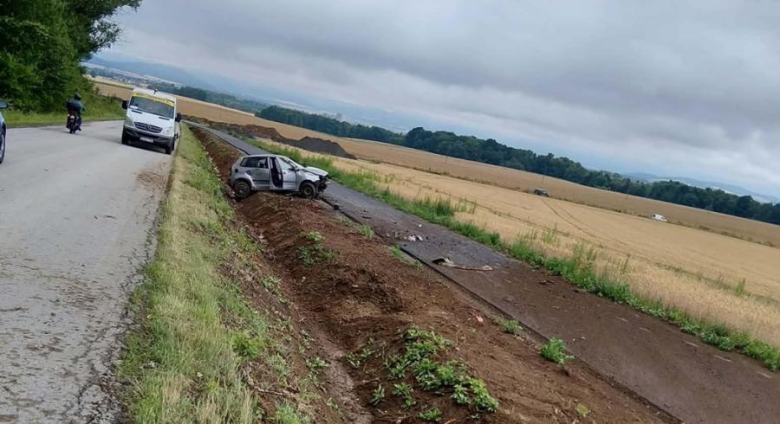 18-latek dachował i uciekł z miejsca zdarzenia. Nie miał prawa jazdy