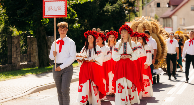 Każdego roku uczestnicy dożynek na miejsce wydarzenia idą w kolorowym korowodzie