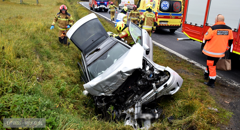 Mercedes wypadł z drogi i uderzył w przydrożny przepust