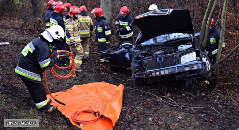 Mercedes wypadł z drogi na krajowej ósemce w Dębowinie