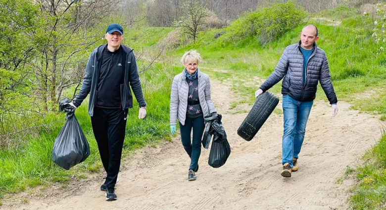 Do akcji sprzątania włączyli się również mieszkańcy. Posprzątano park oraz las miejski w okolicach Źródła Cyryla