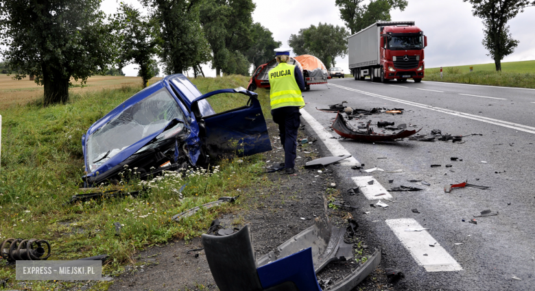 Zderzenie dwóch samochodów na krajowej ósemce