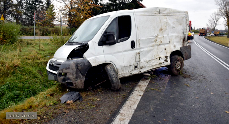 Samochód dostawczy wypadł z drogi na krajowej ósemce 