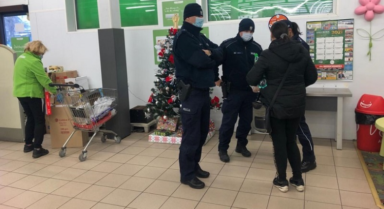 Policjanci w sklepach i autobusach. Sprawdzają, czy mieszkańcy przestrzegają obostrzeń